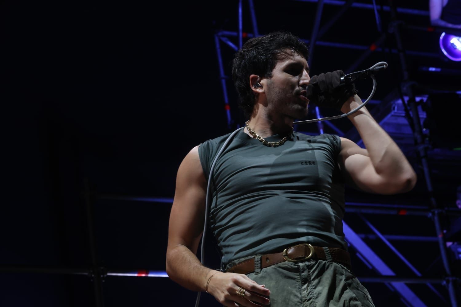 Sebastián Yatra se funde con el público y sus 'Tacones Rojos' pone en pie al Roig Arena