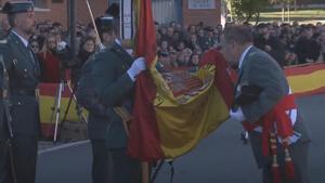 El teniente general Jarava jura bandera por última vez antes de su retiro, en un acto en Valdemoro, en diciembre de 2017.