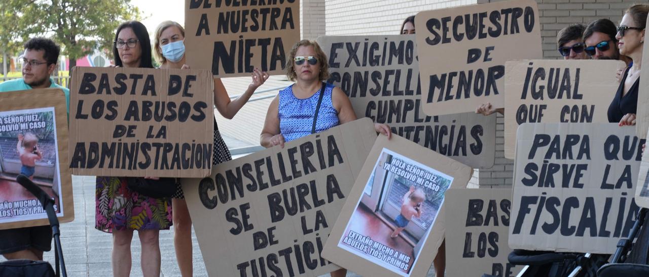 A la izquierda de la imagen el hermano del padre de la menor y la abuela de la niña que reclama la custodia durante la protesta que tuvo lugar el jueves.