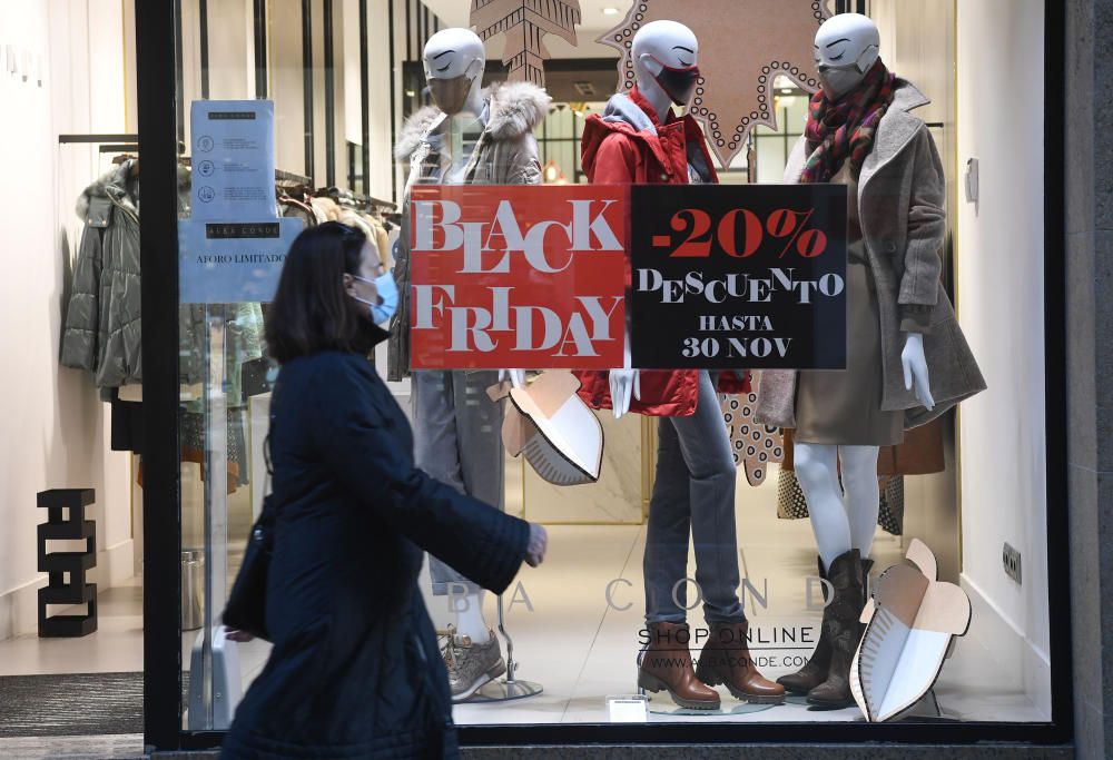 El comercio coruñés se suma al 'Black Friday' con grandes descuentos.