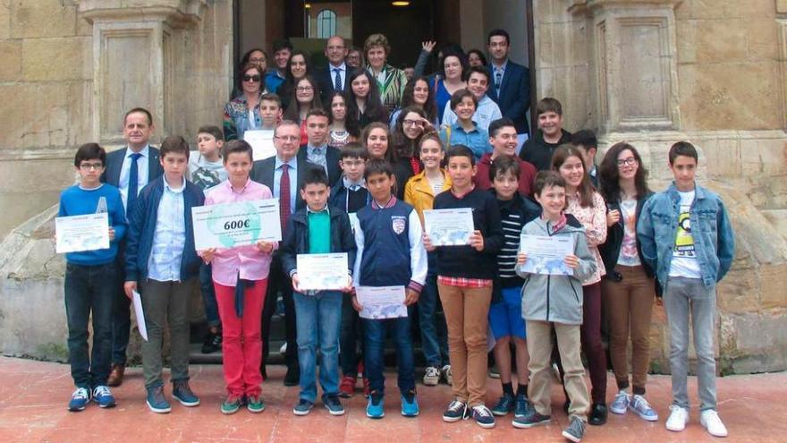 Los alumnos premiados en el certamen &quot;Consumópolis&quot;, con sus diplomas acreditativos.