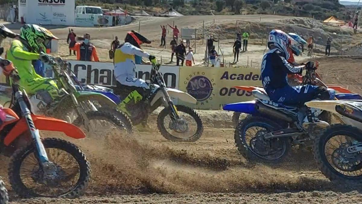 Participantes en las pruebas de motocross en el Circuito Las Arenas de Malpartida de Cáceres.