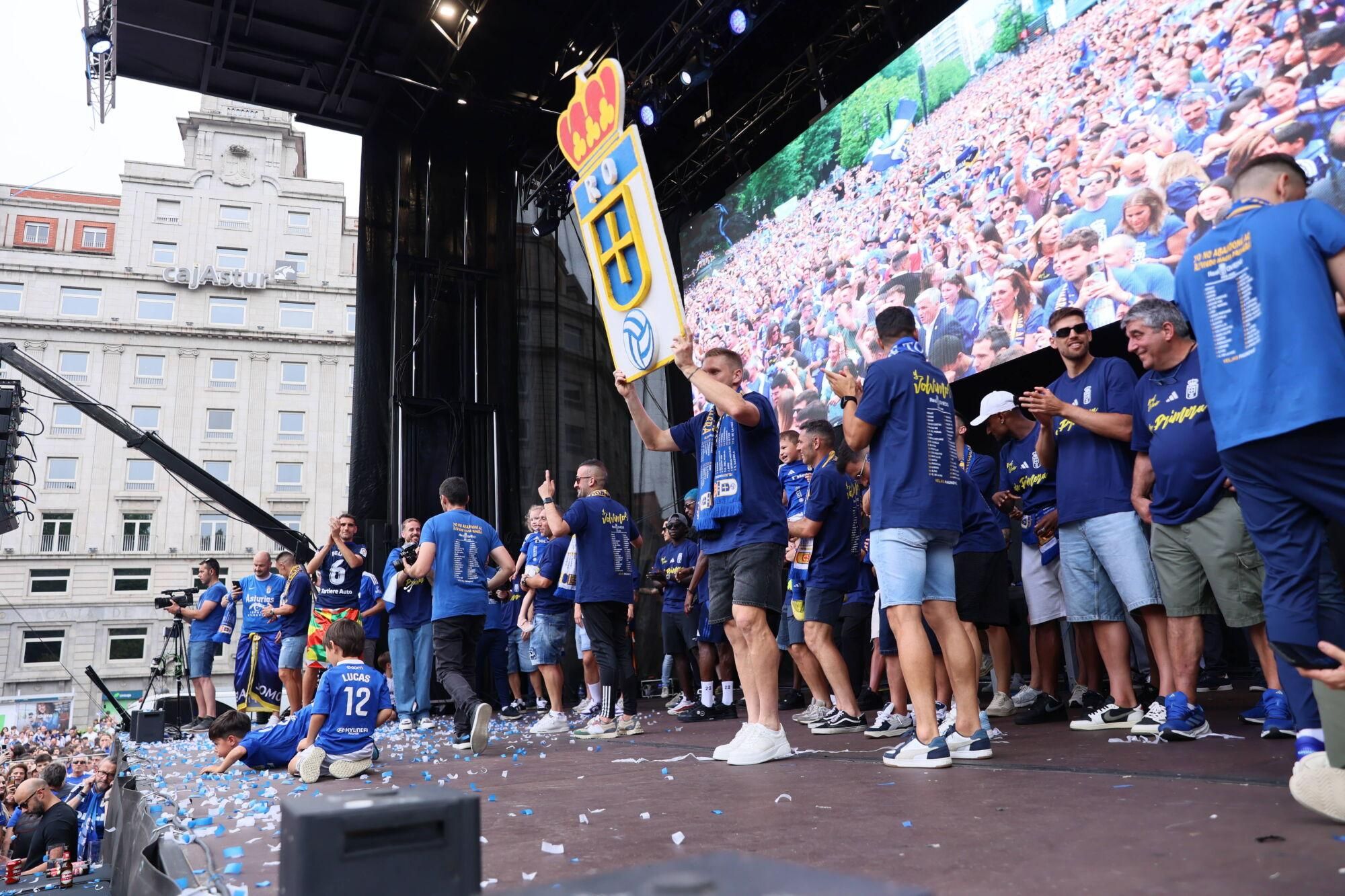 Locura azul en las calles de Oviedo para celebrar el ascenso del equipo a Primera División