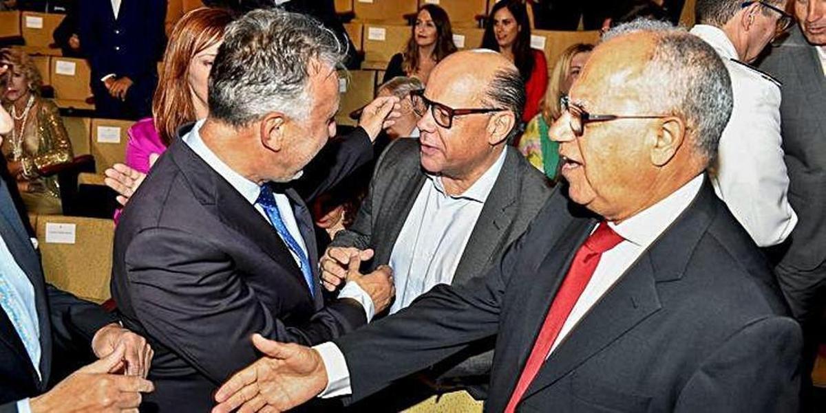 José Miguel Barragán, en el centro, saluda al socialista Ángel Víctor Torres en presencia de Casimiro Curbelo en un acto de 2023.