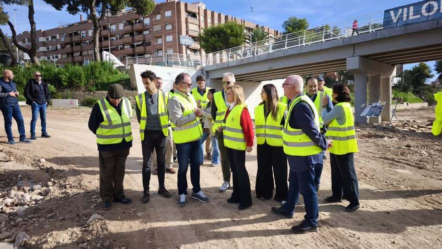 Visita de Pilar Bernabé a las obras de la CHJ en el barranco del Poyo a su paso por Paiporta.