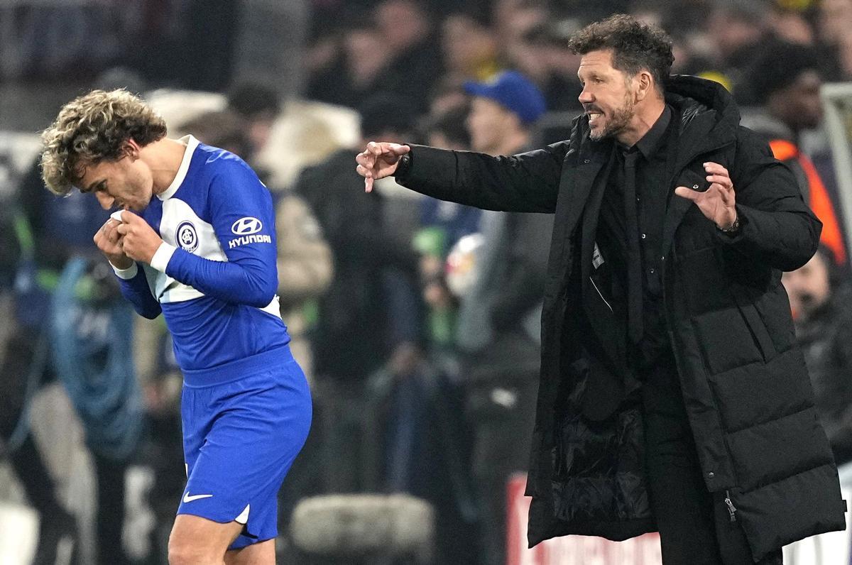 Diego Pablo Simeone, entrenador del Atlético, se dirige a Antoine Griezmann en el partido del Borussia - Atlético.