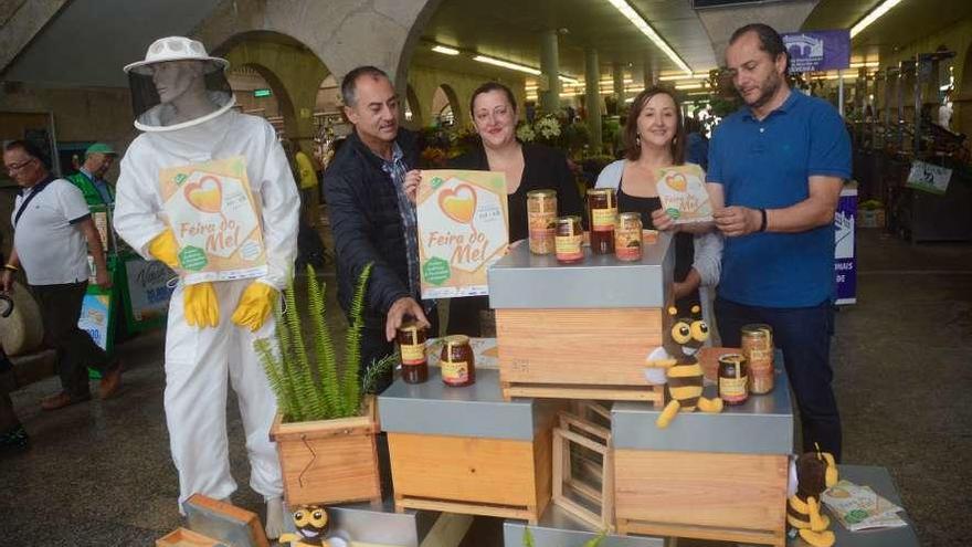 Claudio Fraga, Yoya Blanco, Luz Gómez y Miguel Lago en la presentación, ayer, de la Feira do Mel. // R. V.