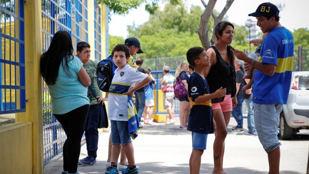 Hinchas de Boca Juniors, a las puertas de su estadio