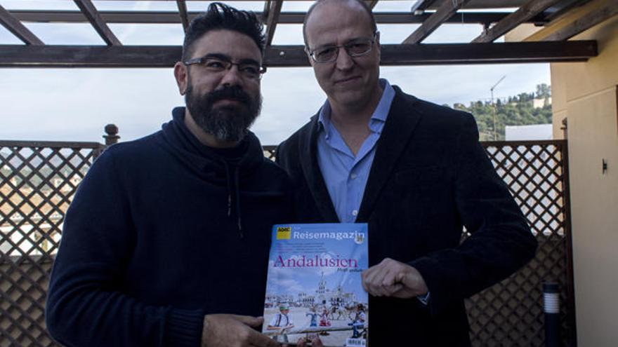 Marcos Cañada (izquierda) y Francisco Javier Villalba con el Reisemagazin.