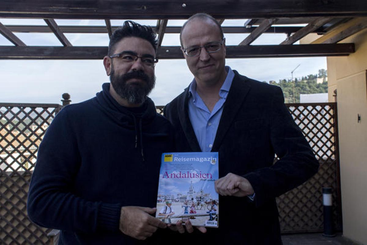 Marcos Cañada (izquierda) y Francisco Javier Villalba con el Reisemagazin.