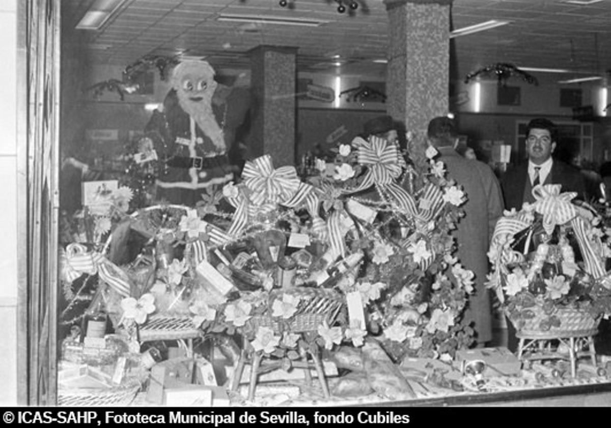 Cestas de Navidad en los escaparates del centro de la ciudad. 1960-1965