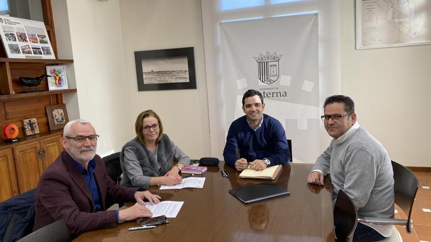 Los alcaldes de los pueblos reunidos ayer en Paterna.