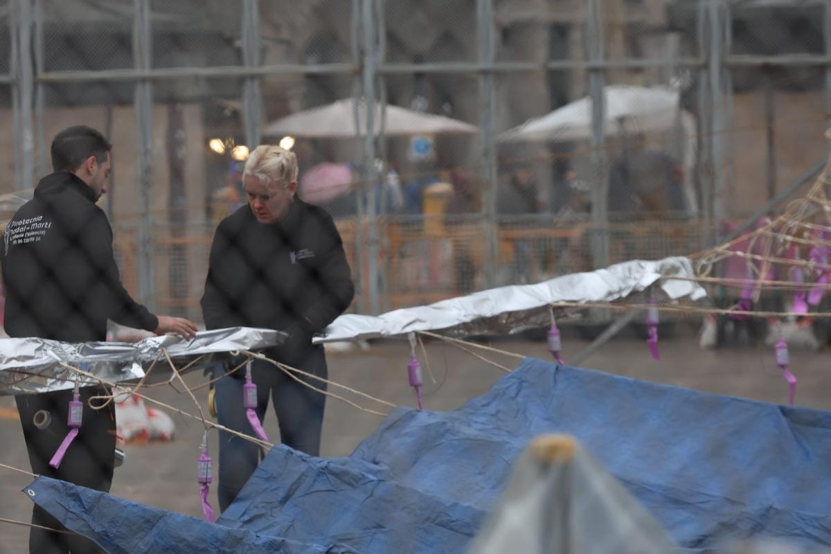 Así se prepara la mascletà del 7 de marzo de las fallas de València.