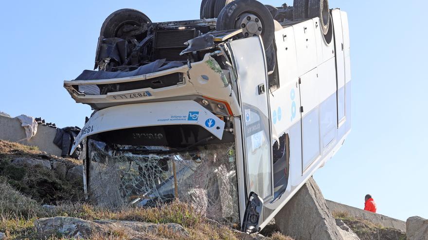 Un microbús vuelca sobre las rocas de cabo Silleiro