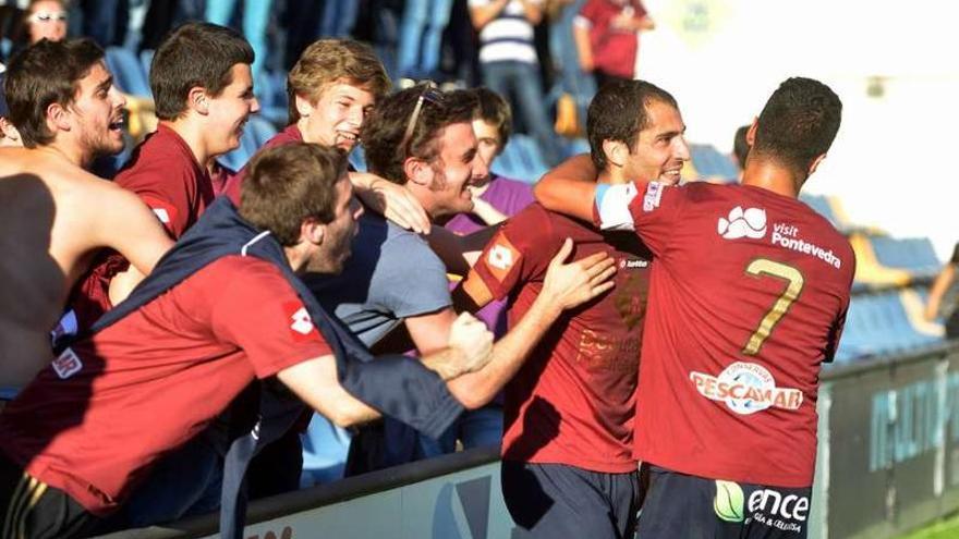 Jugadores del Pontevedra celebran uno de los goles ante el Granadilla.