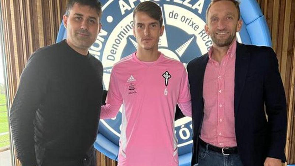 David Aganzo, presidente de la AFE, y Diego Rivas, secretario general del sindicato de futbolistas, con Denis.