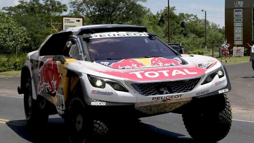 Carlos Sainz conduce su vehículo durante un entrenamiento en Paraguay. // Jorge Adorno