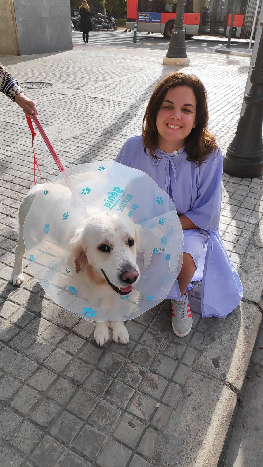 Sandra Gómez, con su perro Pep, tras el ataque.