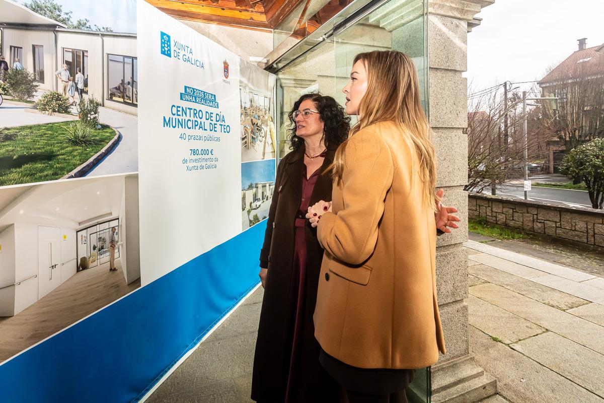 La alcaldesa Lucía Calvo, izquierda, con la conselleira Fabiola García en Teo