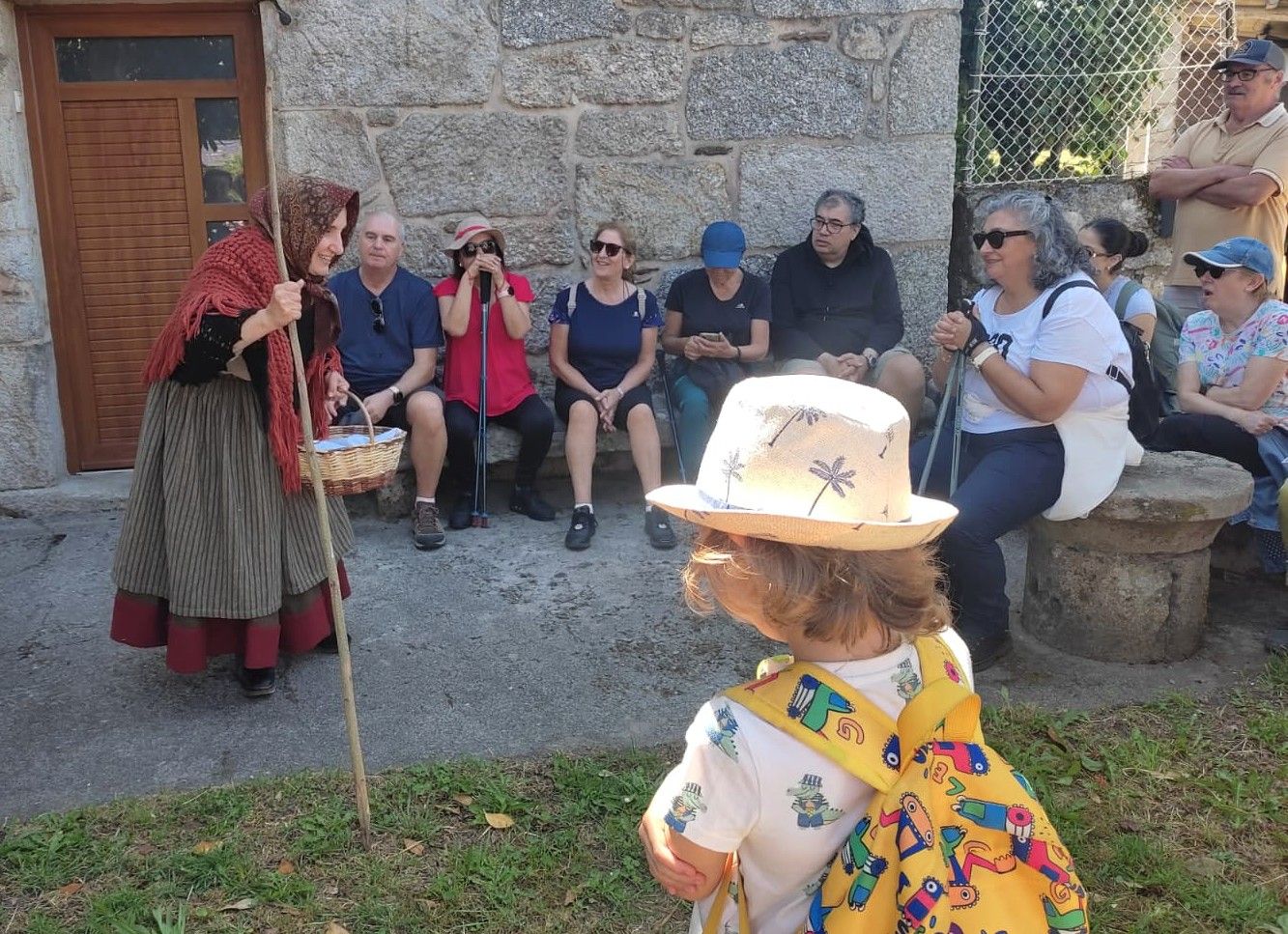Momento dunha das recreacións teatrais que animaron a andaina.