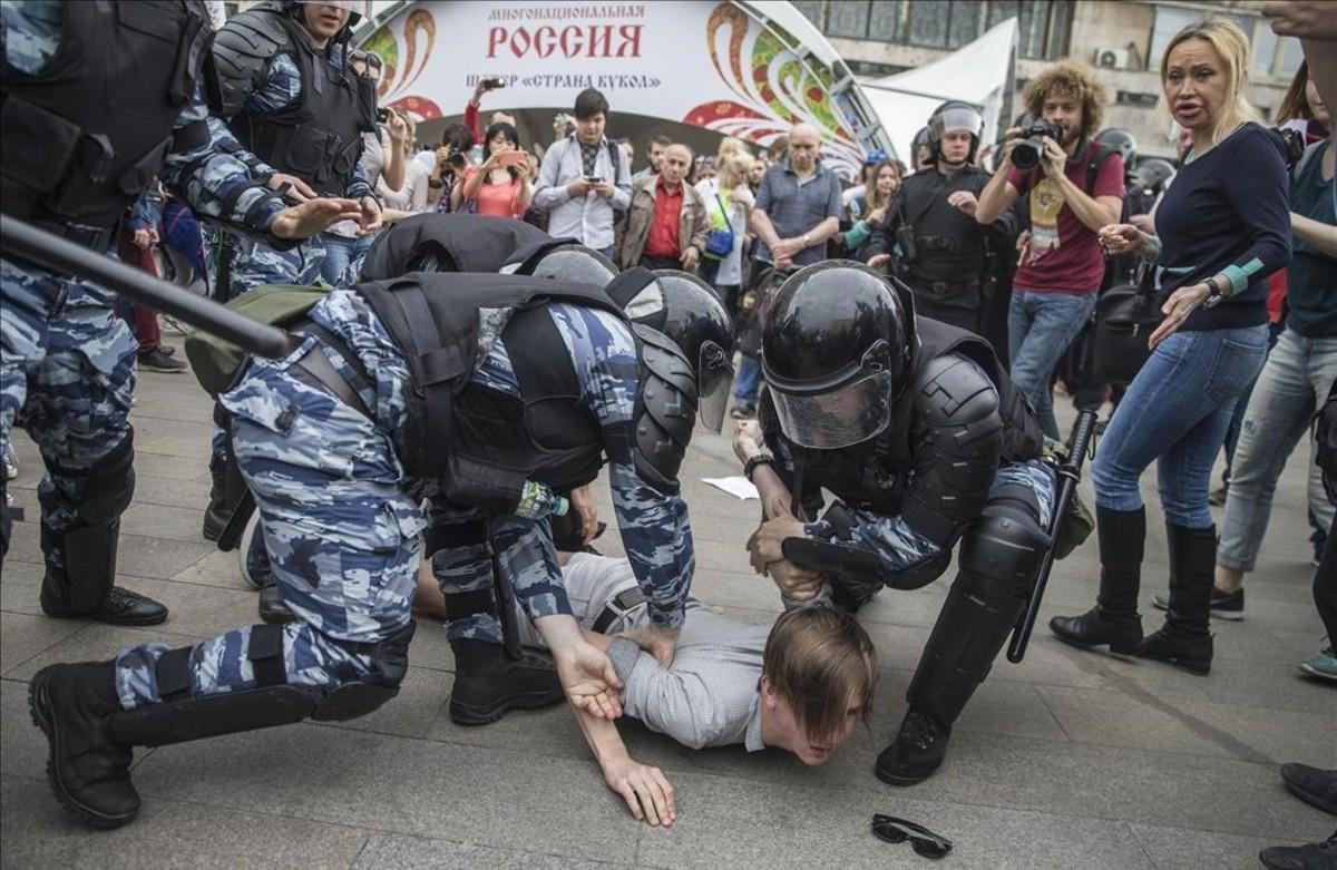 Detención de un manifestante en Moscú.