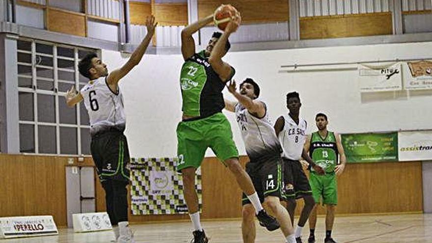 Dos Santos (Quart) defensat per Capell (Salt), en un derbi d&#039;aquesta temporada.