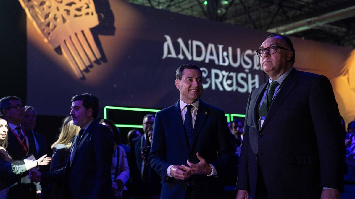 Juan Manuel Moreno, presidente de la Junta de Andalucía, y Arturo Bernal, consejero de Turismo y Cultura, durante la presentación de la campaña Andalusian Crush el pasado Fitur.