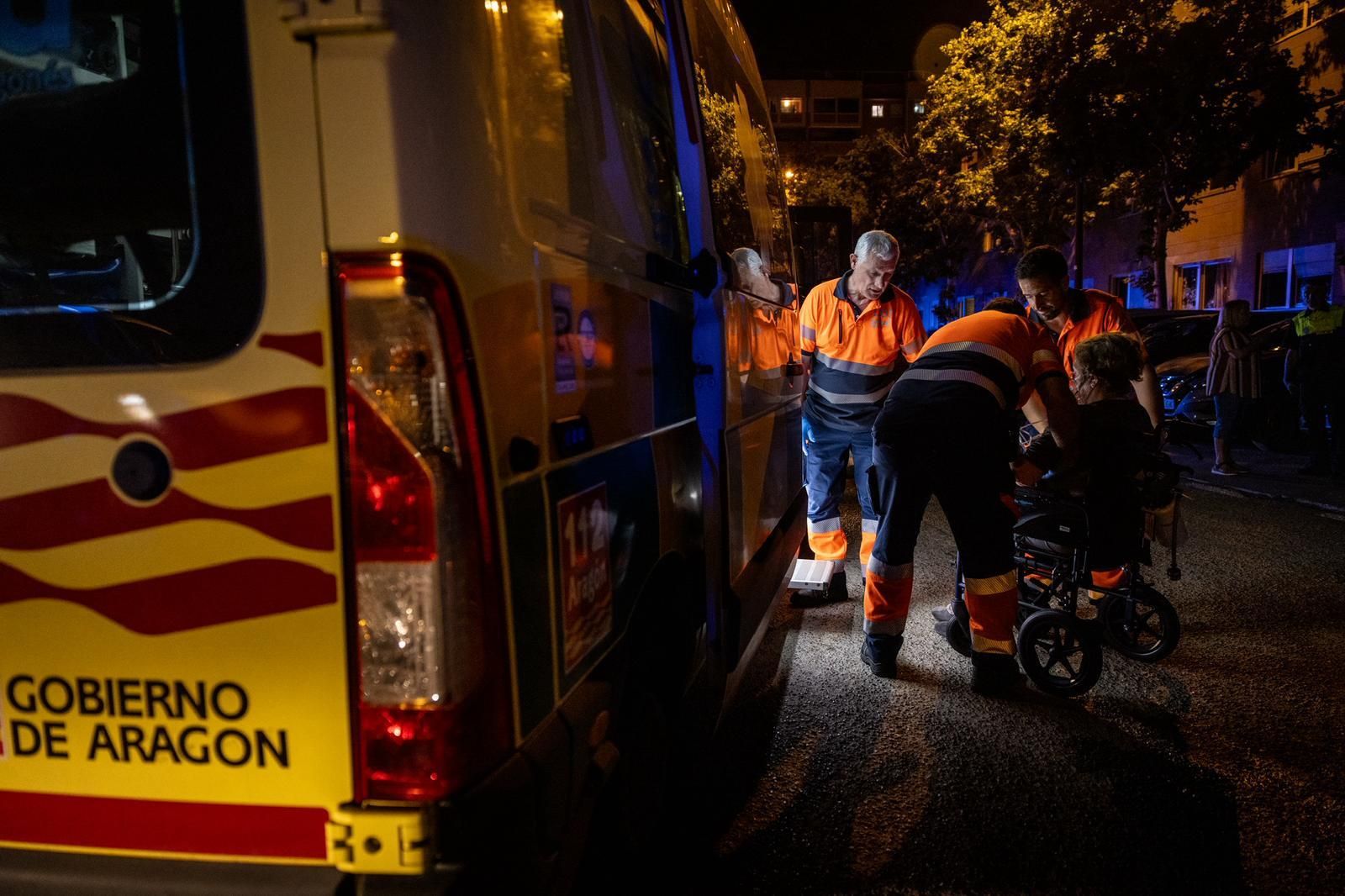 En imágenes | Desalojada la residencia Zalfonada de Zaragoza por un incendio