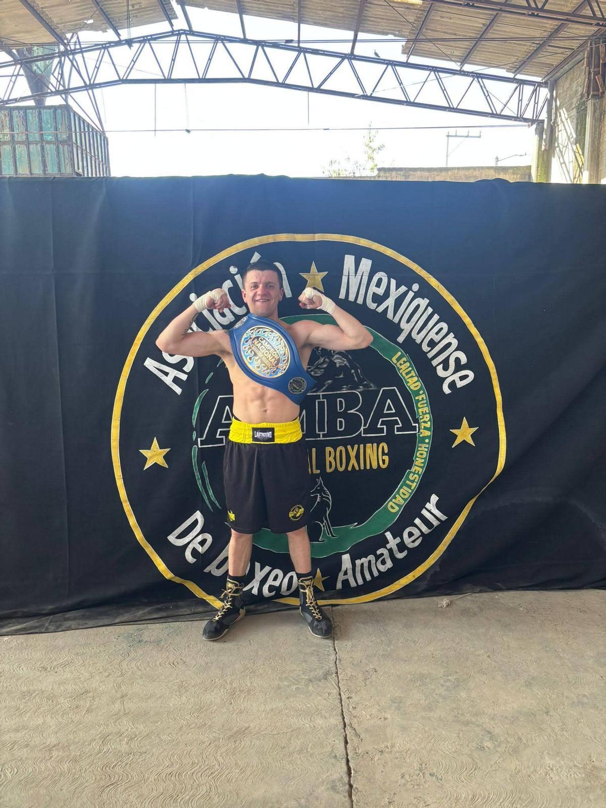 Rubén Priede, con el cinturón que ganó en México