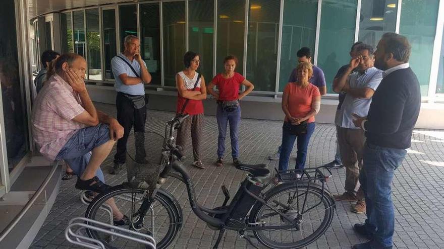 Un grupo de feriantes descontento acudió ayer al consistorio y mantuvo una reunión con el alcalde. // FdV