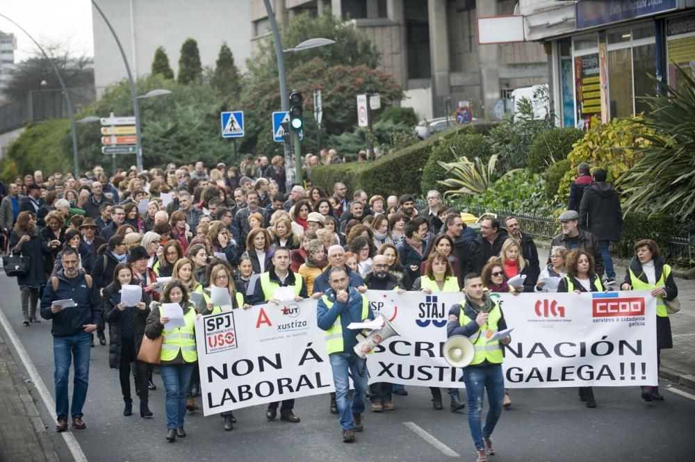 Centenares de funcionarios de la Administración de Justicia han marchado por las calles de A Coruña y otras ciudades gallegas para reivindicar mejoras salariales y sociales.