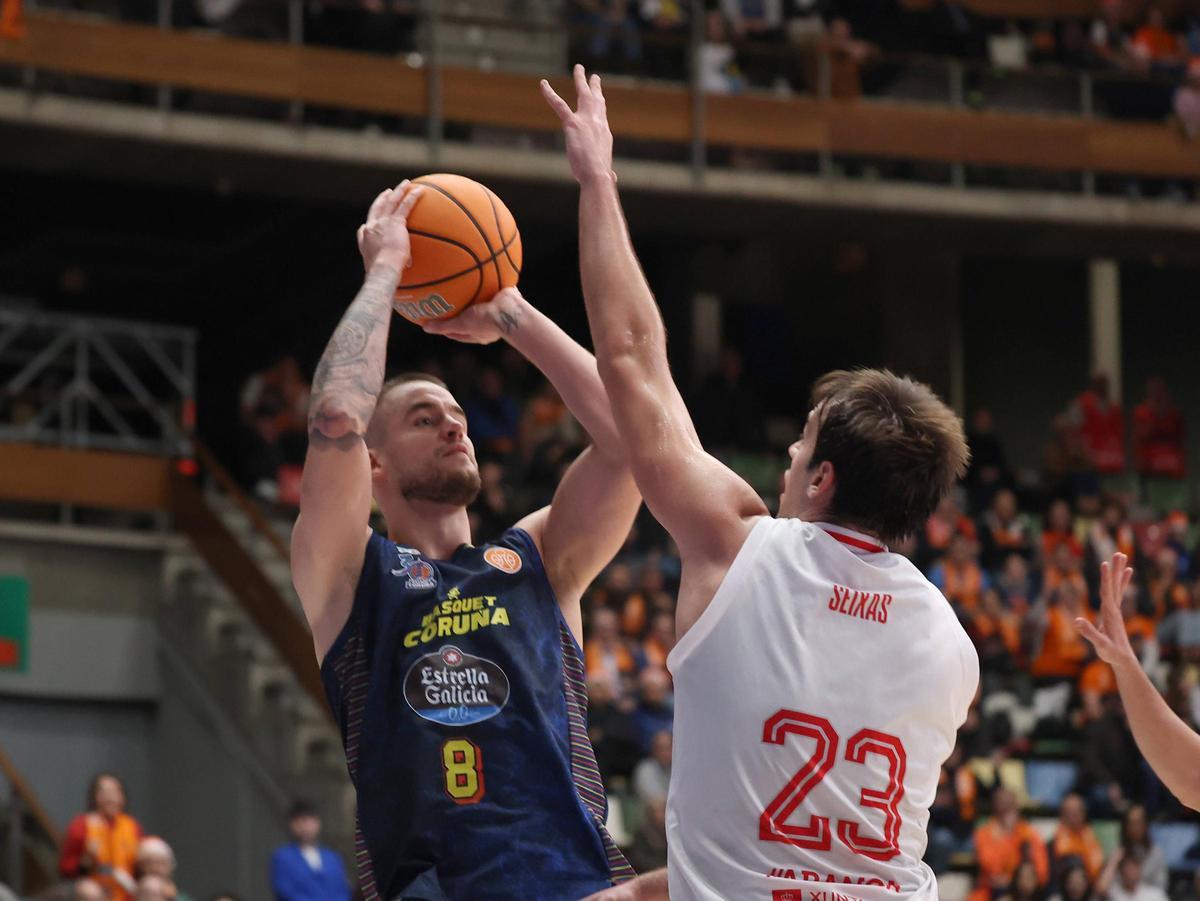 Dino Radoncic intenta un lanzamiento en el Leyma-COB de la primera vuelta