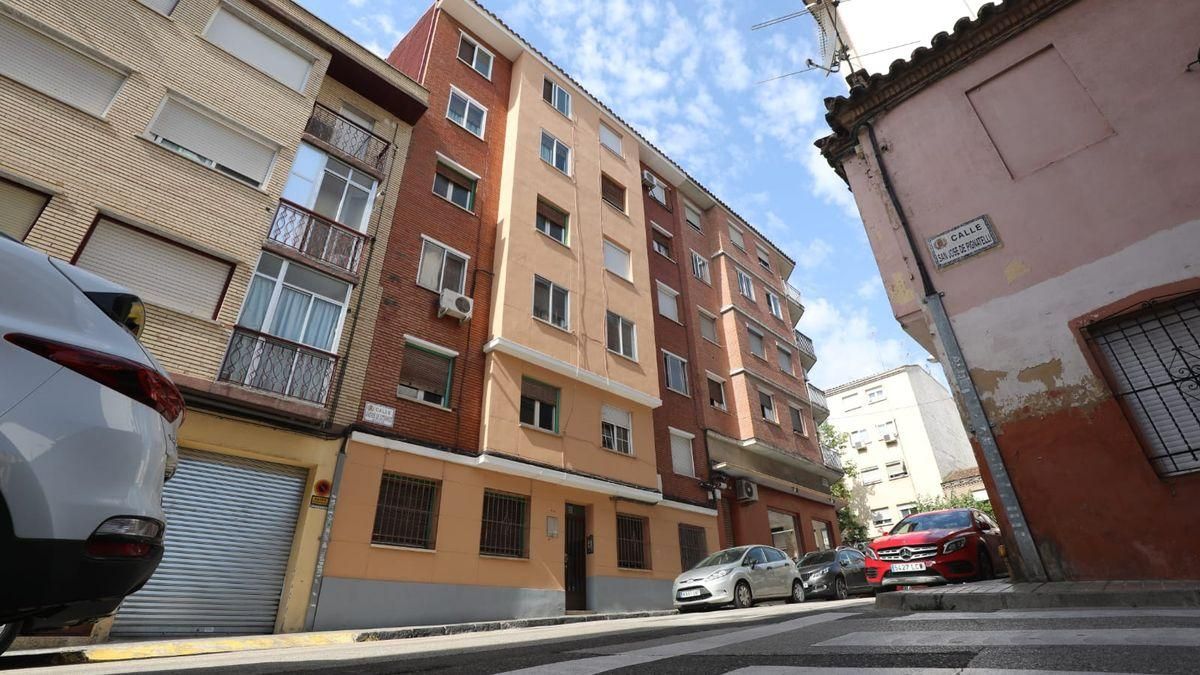 The man threatened to jump from the fourth floor of this building in Zaragoza. The man threatened to jump from the fourth floor of this building in Zaragoza.