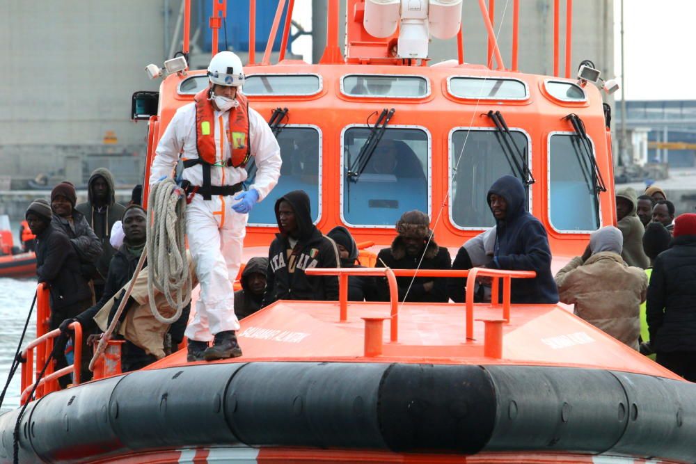 Salvamento Marítimo traslada a puerto a 50 inmigrantes rescatados al sur de la costa de Málaga.