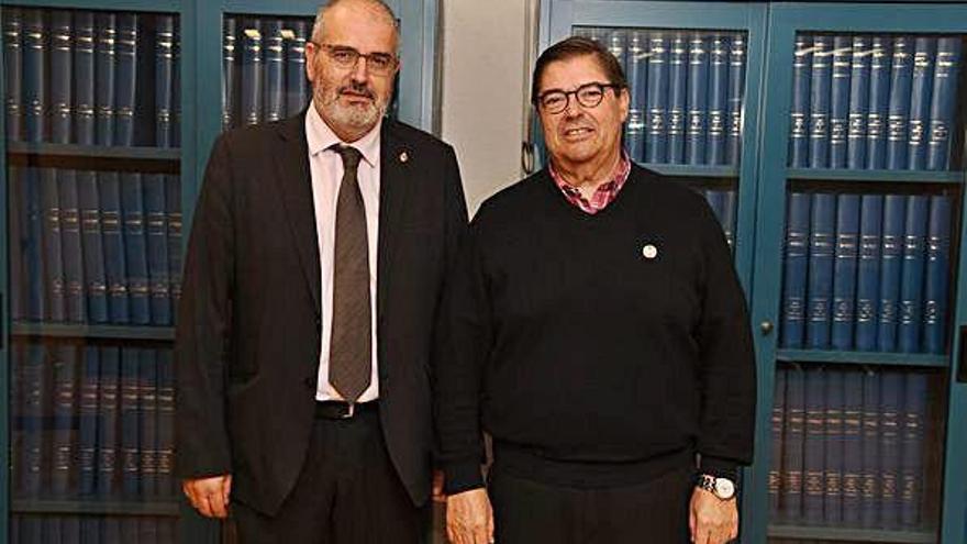 Fernando Martínez Abella y Julio Abalde, antes de iniciar el debate, este viernes, en las instalaciones de LA OPINIÓN.