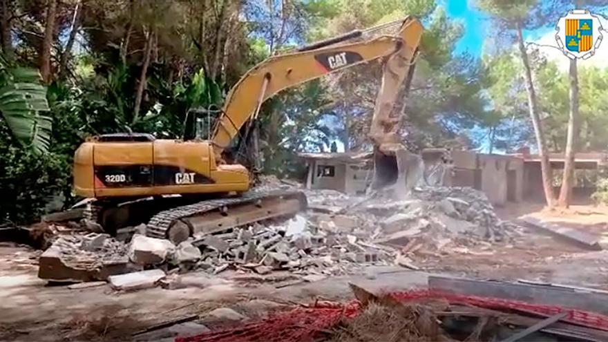 Ya se han derruido 1.300 metros cuadrados de las obras ilegales de Casa Lola en Ibiza