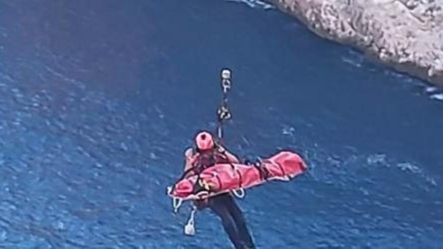 Rescatan a un escalador de 52 años tras caer de 5 metros en el acantilado de Ambolo de Xàbia
