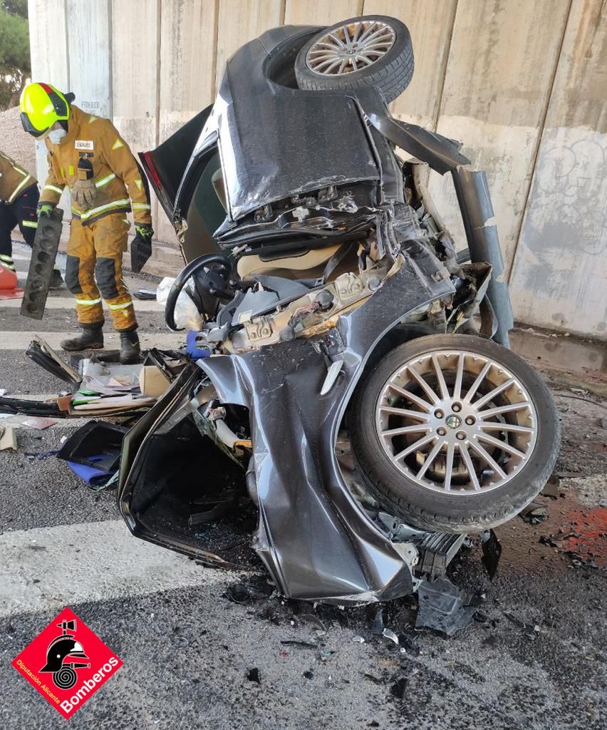 Imagen del coche accidentado en Pilar de la Horadada.