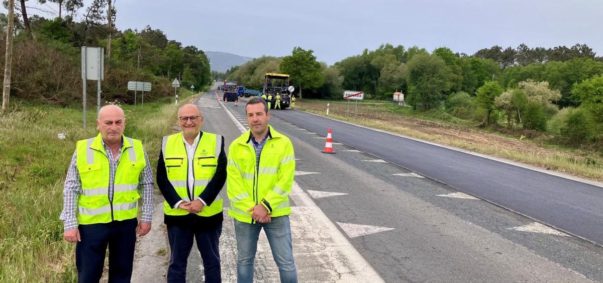 Losada visitó ayer las obras que se realizan ya en la N-640 a su paso por Agolada. |