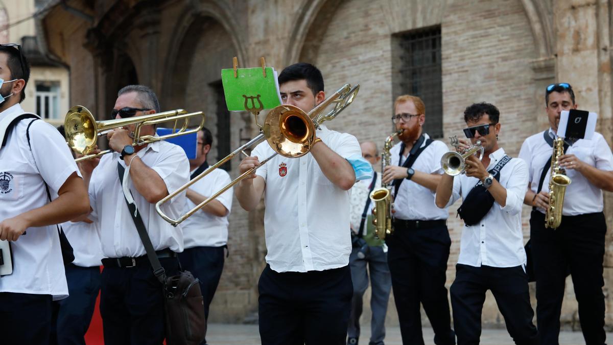 Búscate en el segundo día de Ofrenda por la calle del Mar (entre las 18.00 y las 19.00 horas).