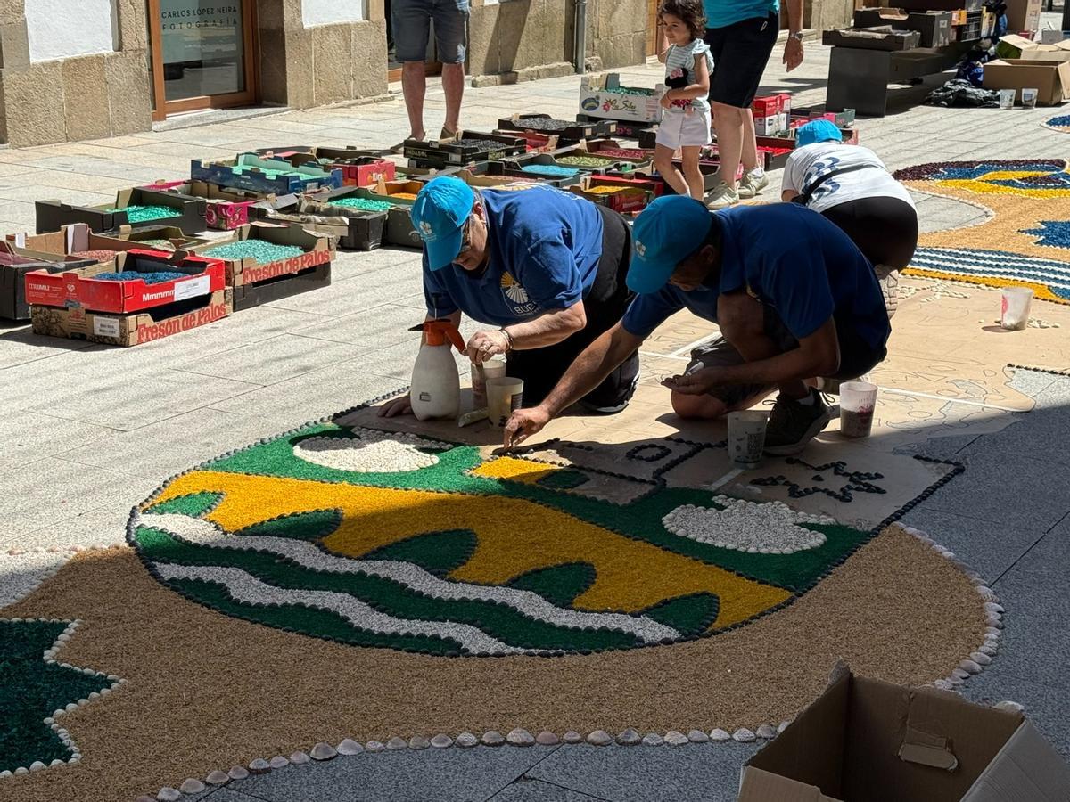 Los alfombristas de Cunchas e Flores, de Bueu, el Corpus San Paio 2026 en A Estrada