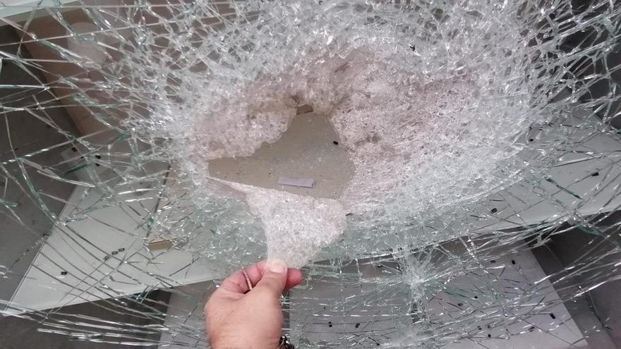 Roban en una joyería de Santiago tras romper el cristal con una tapa de alcantarilla: &quot;Los autores están identificados&quot;