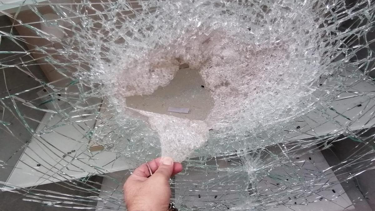 Roban en una joyería del casco histórico de Santiago tras romper el cristal con una tapa de alcantarilla