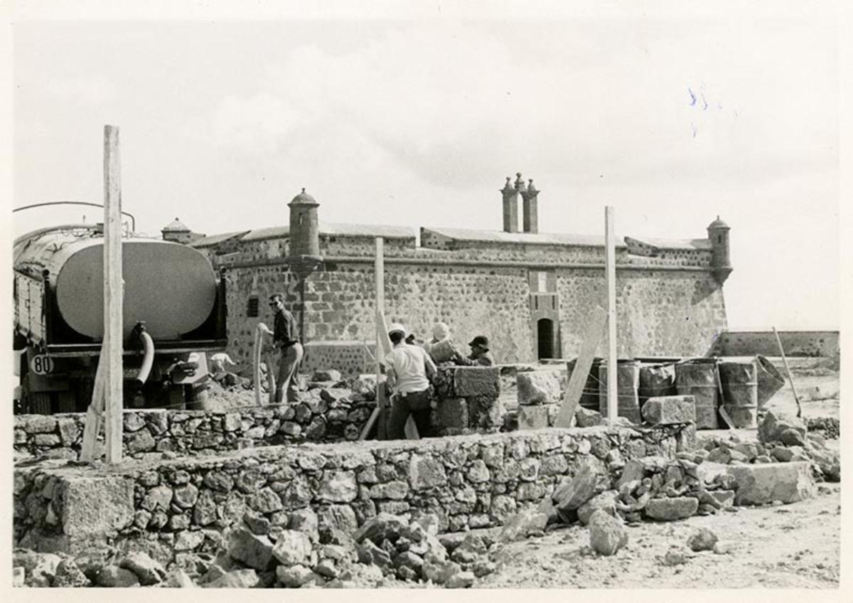 Obras en el Castillo de San José, en 1976.