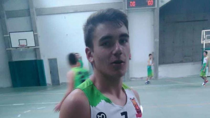 Un jugador dezano posa con la nueva equipación del Basketdeza.