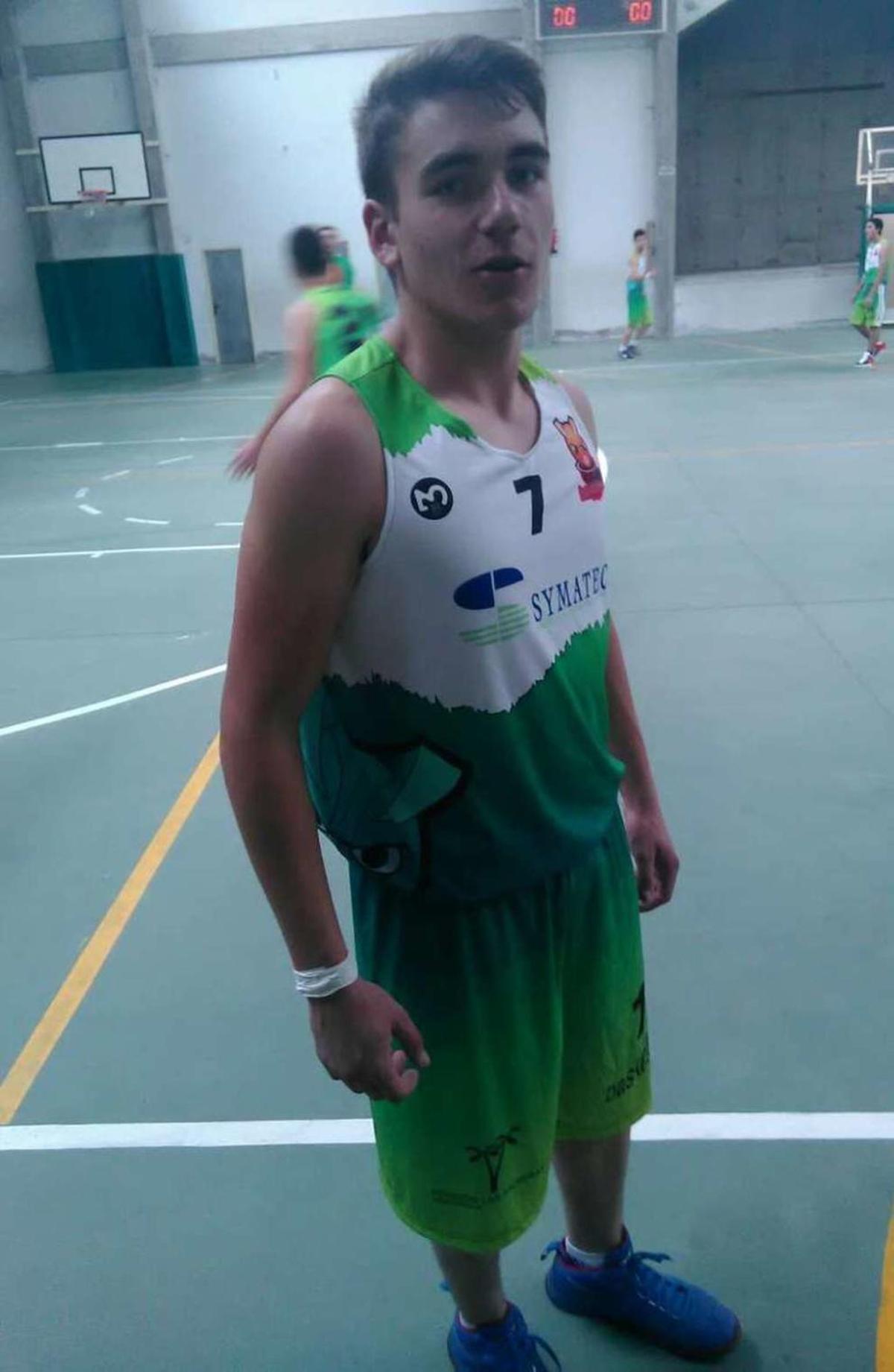 Un jugador dezano posa con la nueva equipación del Basketdeza.