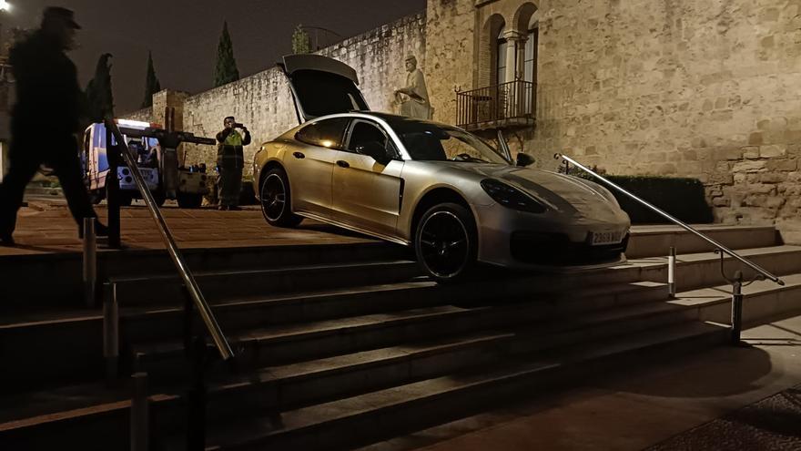 Intervenido el coche de un conductor ebrio atascado en la muralla de la calle Cairuán