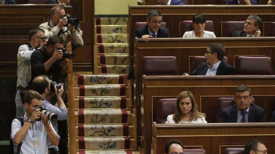 Pedro Sánchez, ausente y arrinconado  |  La batalla interna del PSOE se hizo visible ayer en los escaños que ocupan los parlamentarios socialistas. El portavoz del grupo, Antonio Hernando (en primera fila, en el centro de la foto), ocupaba en el pleno del Congreso de los Diputados, el lugar reservado hasta ahora a Pedro Sánchez, el escaño más bajo y próximo a la escalera; al defenestrado secretario general se le asignó un escaño en la quinta fila, el que ocupaba Eduardo Madina, su rival en las primarias de 2014; fue el propio Madina (en la foto, en la cuarta fila, junto a la escalera) quien renunció a mejorar su posición y pidió que colocaran a Sánchez delante de él, en el escaño que ayer aparecía vacío, como se puede apreciar en la foto de agencia.