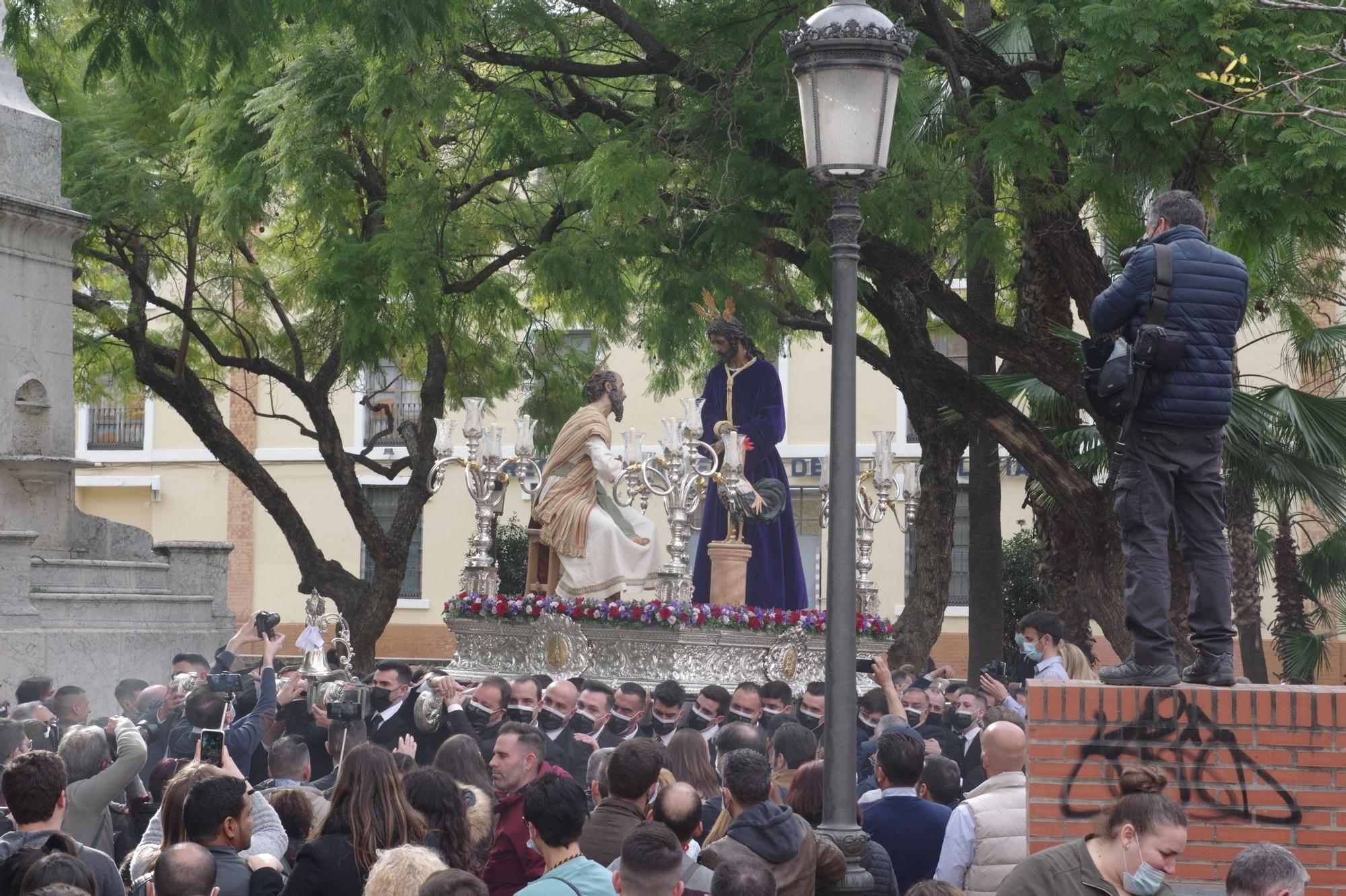 En la plaza de Capuchinos, desde la Divina Pastora inicia después su marcha el Señor de la Soledad de Dulce Nombre