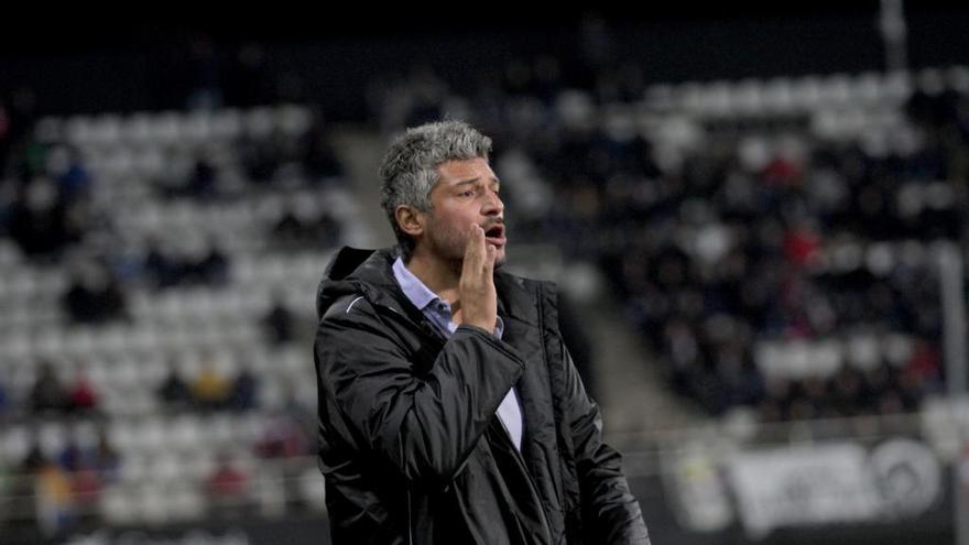 Munúa, dando instrucciones en el partido.